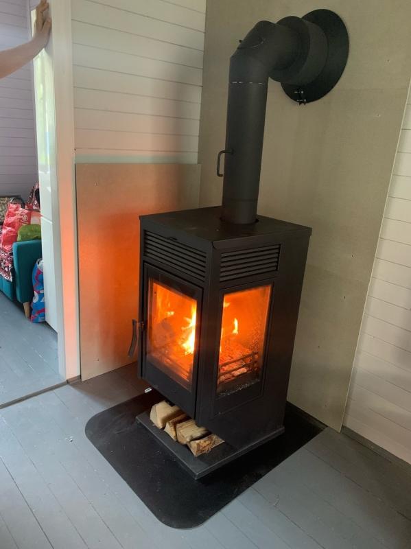  Печь камин Black Stove Horse-9, пристенная установка, дымоход КПД черный через стену, огнезащита стены плита Flamma, лист под печь.