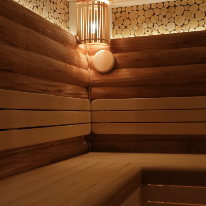 Парная с отделкой из горбыля с лыком, необрезной доски и срезами можжевельника
