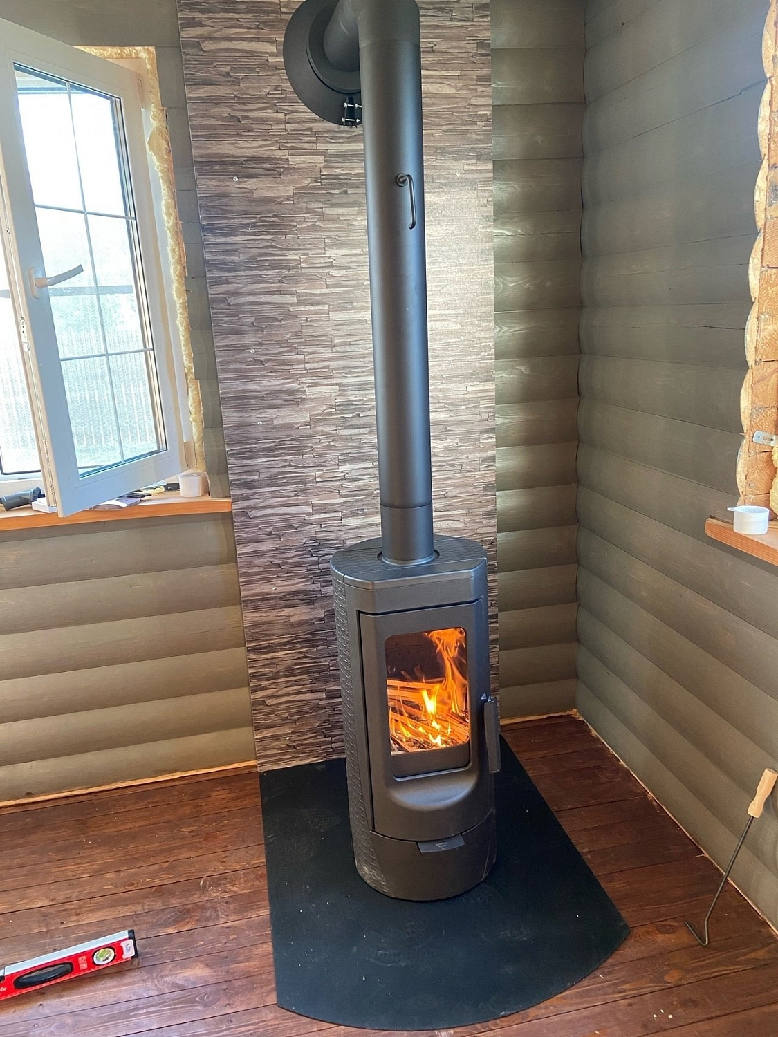  Печь камин Tara, пристенная установка, дымоход КПД черный через стену, огнезащита стены плита Flamma декор, лист под печь